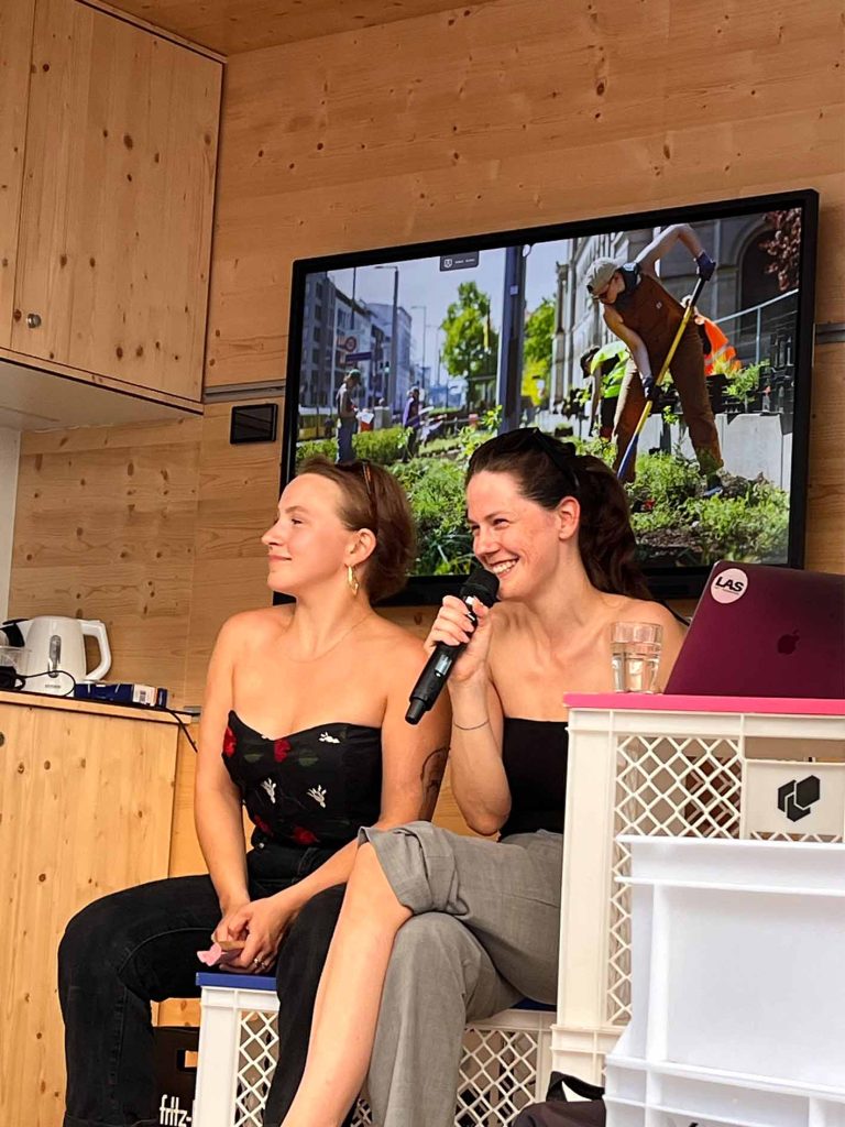 Agnessa Schmudke und Sophie Korschildgen stellen das Kunstwerk und Mitmachprojekt Pollinator Pathmaker vor