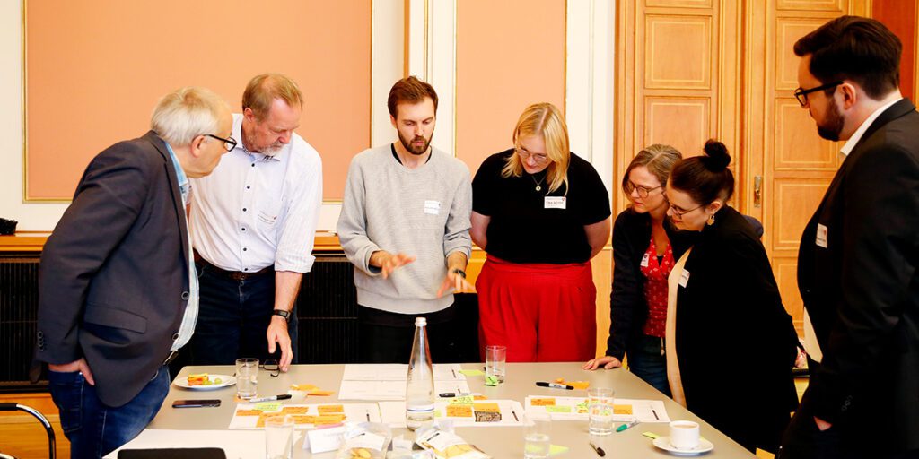 Gruppenarbeit an den Thementischen bei der Gemeinsam Digital:Berlin Jahreskonferenz 2023