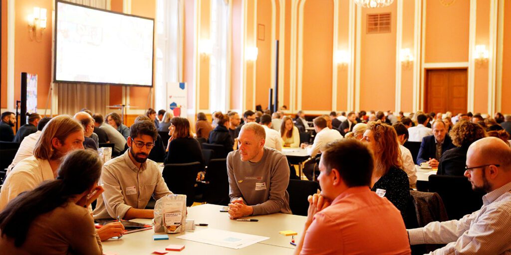 Einblicke in die Gruppenarbeit der Thementische bei der Gemeinsam Digital: Berlin Jahreskonferenz 2023