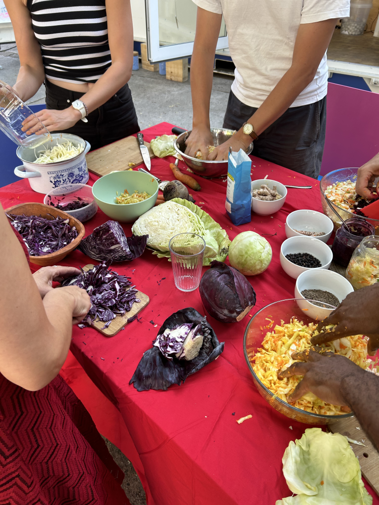 Beim Kiezlabor in Kreuzberg konnten die Besucher:innen ihr eigenes Sauerkraut herstellen.