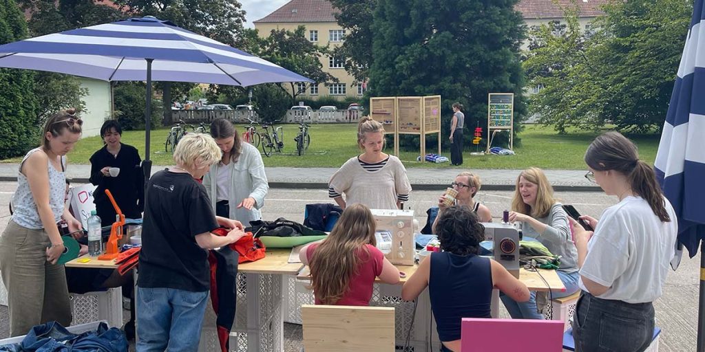 Upcycling von Textilien mit Studierenden und Nähmaschinen im Kiezlabor des CityLAB Berlin in Lichtenberg auf dem Campus der HTW Berlin