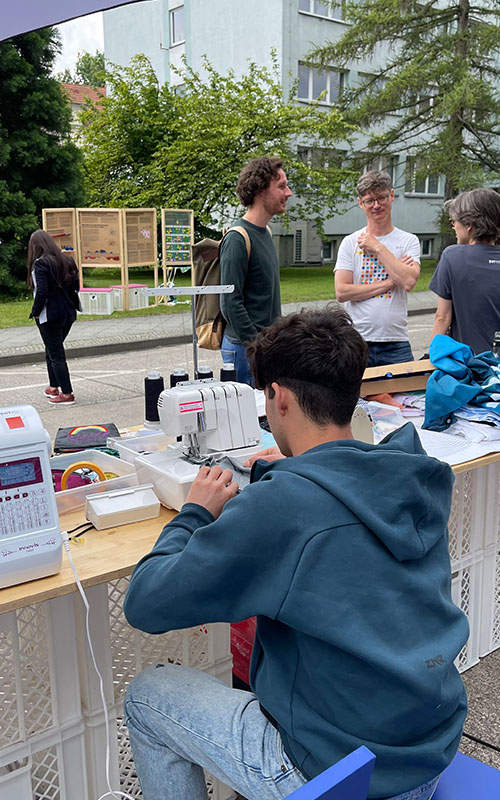 Upcycling von Textilien im Kiezlabor des CityLAB Berlin in Lichtenberg auf dem Campus der HTW Berlin