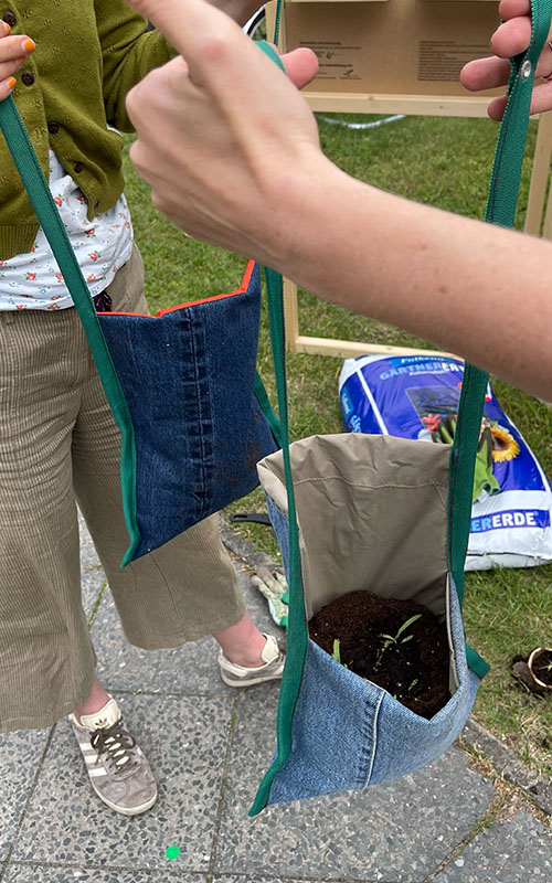 Upcycling von Textilien, aus denen Blumenkübel aus Jeansstoff entstehen, im Kiezlabor des CityLAB Berlin in Lichtenberg auf dem Campus der HTW Berlin