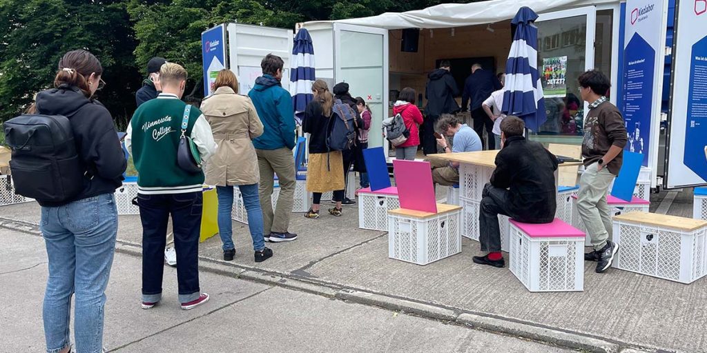 lange Schlangen beim Ausbildungsbürgeramt Lichtenberg im Kiezlabor des CityLAB Berlin in Lichtenberg auf dem Campus der HTW Berlin