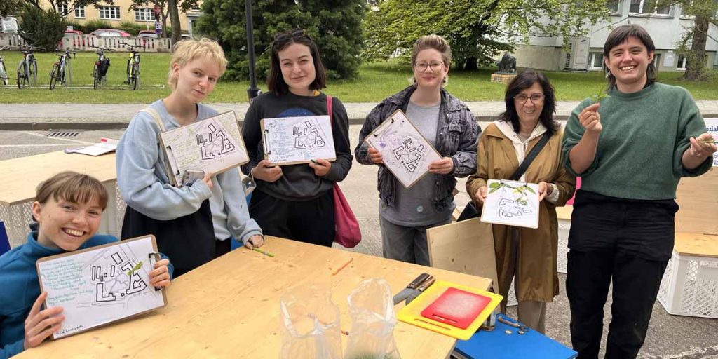 Spaziergang zur Essbaren Stadt mit Teilnehmenden im Kiezlabor des CityLAB Berlin in Lichtenberg auf dem Campus der HTW Berlin