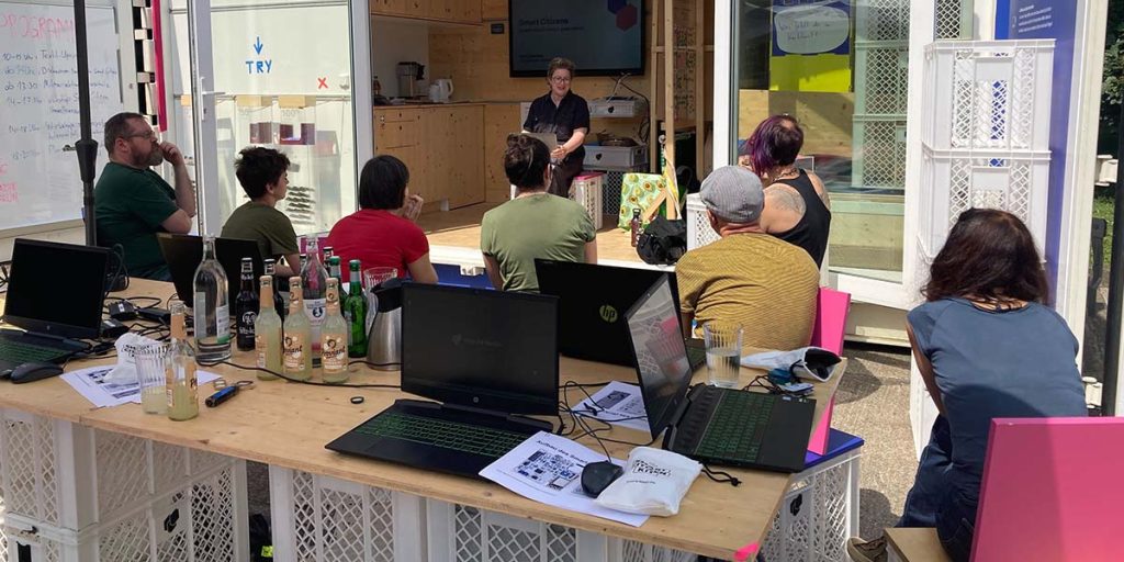 Workshop zur Umweltsensorik mit Teilnehmenden im Kiezlabor des CityLAB Berlin in Lichtenberg auf dem Campus der HTW Berlin