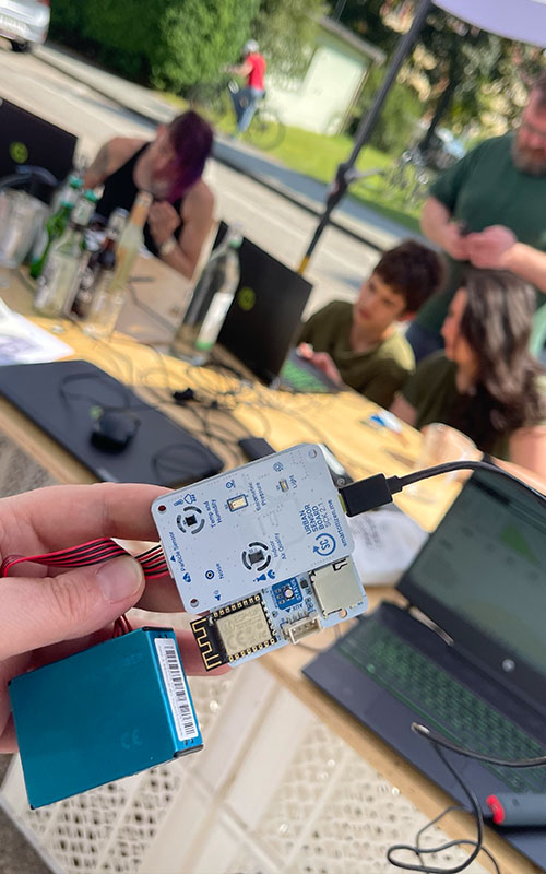 Workshop zur Umweltsensorik mit einem Smart Citizen Kit mit Teilnehmenden im Kiezlabor des CityLAB Berlin in Lichtenberg auf dem Campus der HTW Berlin