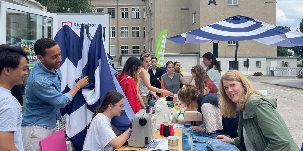 Upcycling von Textilien im Kiezlabor des CityLAB Berlin in Lichtenberg auf dem Campus der HTW Berlin