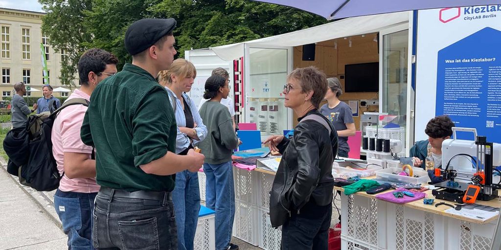 Upcycling von Textilien mit Studierenden und Nähmaschinen im Kiezlabor des CityLAB Berlin in Lichtenberg auf dem Campus der HTW Berlin