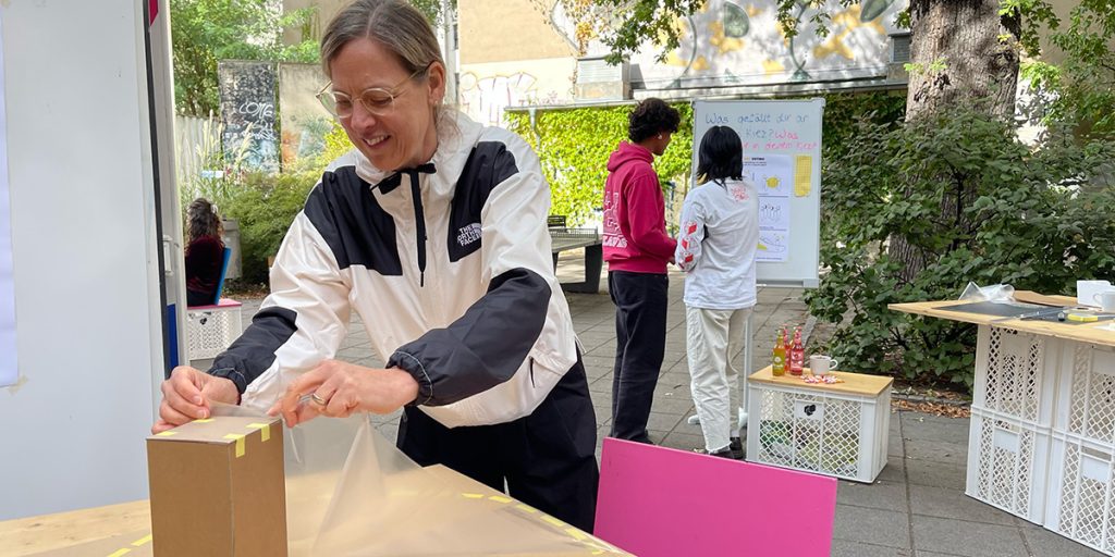 Nathalie-Sterzenbach-beim-Kiezlabor-in-Berlin-Pankow