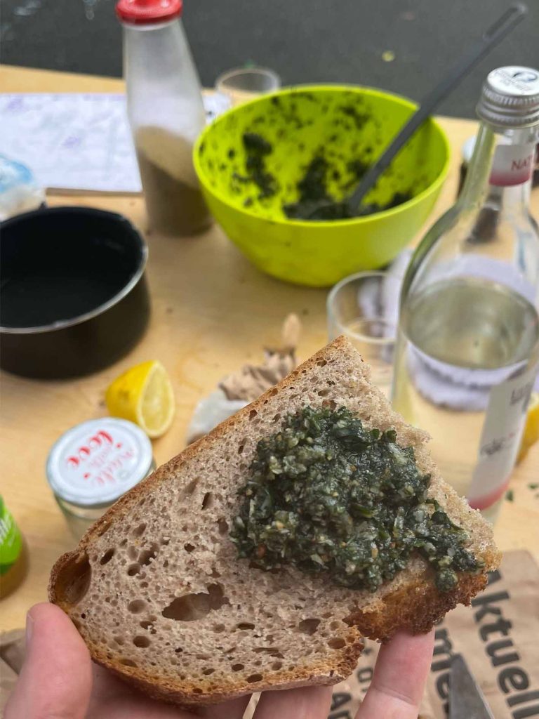 Mit Simka von The Wild Path wurde beim Kiezlabor ein Pesto aus Stadtpflanzen hergestellt