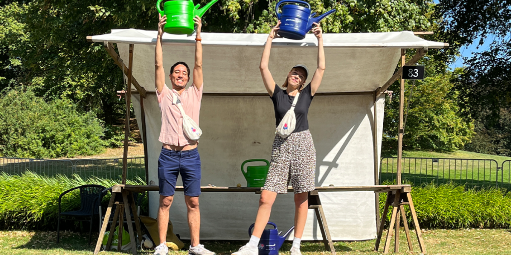 Immer im Einsatz für Gieß den Kiez: Henriette Närger und Yannick Müller beim Staudenmarkt im Britzer Garten.