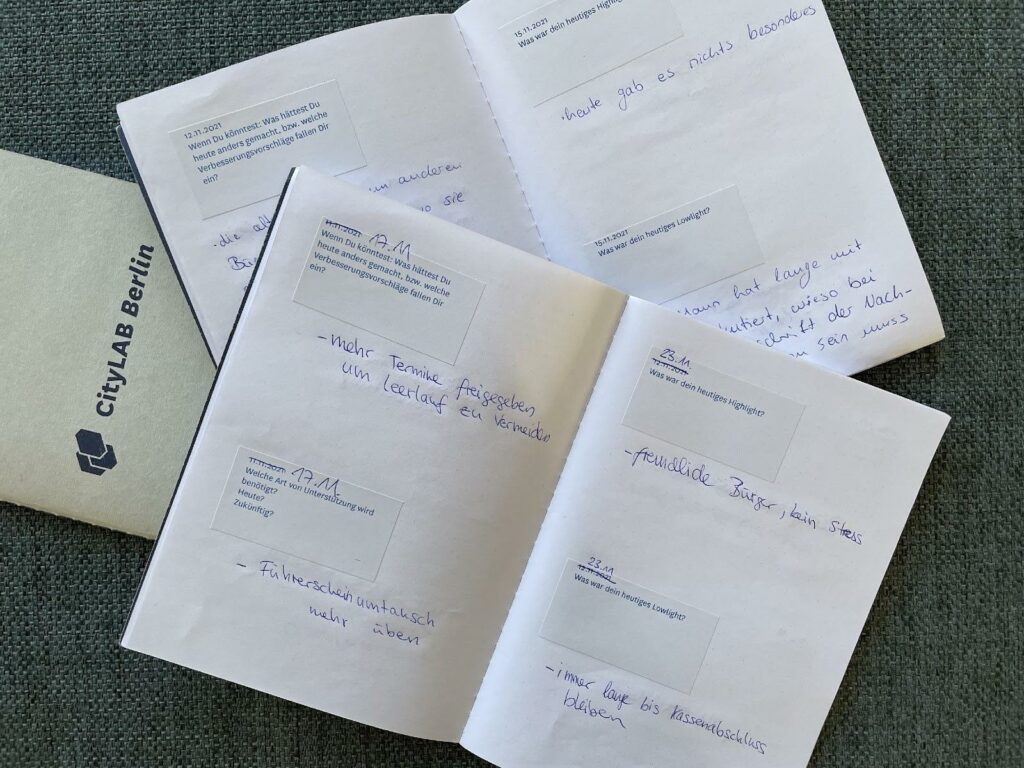 Tagebuch mit Fragen zum Arbeitsalltag der Mitarbeitenden und Auszubildenden mit handschriftlichen  Antworten.