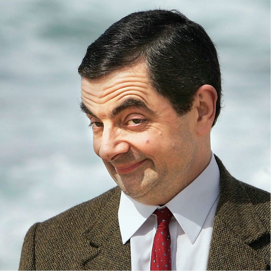 Mr. Bean macht einen lustigen Gesichtsausdruck. 