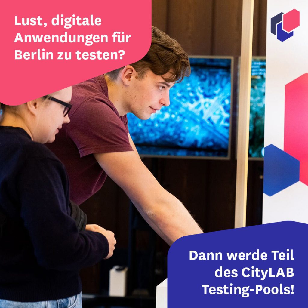 Zwei Jugendliche testen eine Anwendung im CityLAB Berlin.