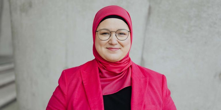 Zehra Öztürk, Projektmanagerin bei MODUL-F und Head of AI in der Senatskanzlei Hamburg.