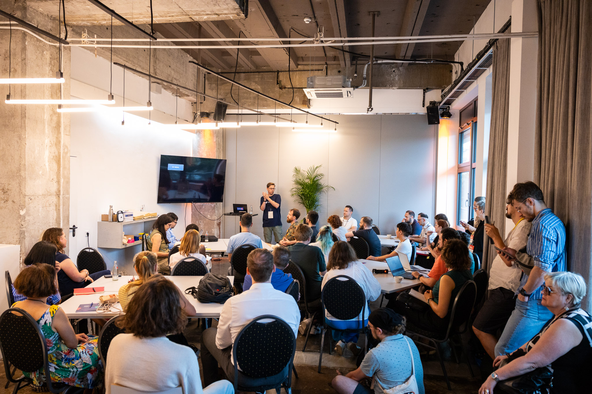 Ingo Hinterding stellt Parla bei der Sommerkonferenz 2024 vor