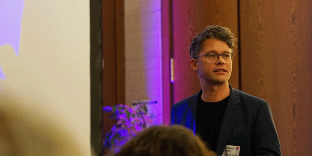 Ein Bild von CityLAB-Leiter Benjamin Seibel auf einer Abendverantstaltung im CityLAB