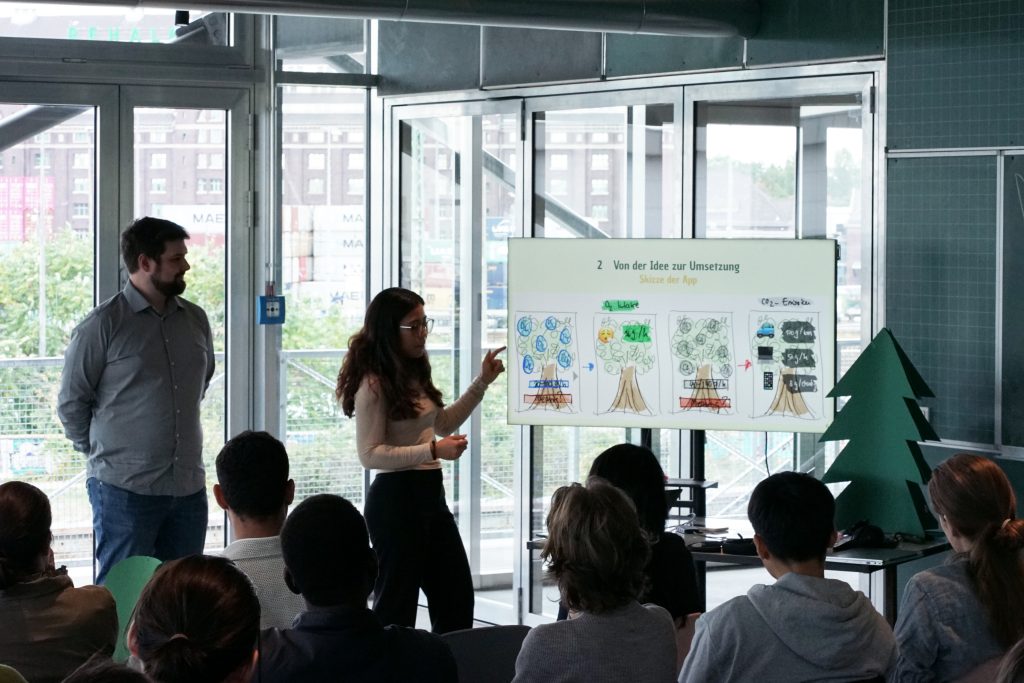 Eine Studentin der HTW Berlin präsentiert ihr Projekt bei der Abschlussveranstaltung der CityLAB Summer School 2025 im ZK/U Berlin.
