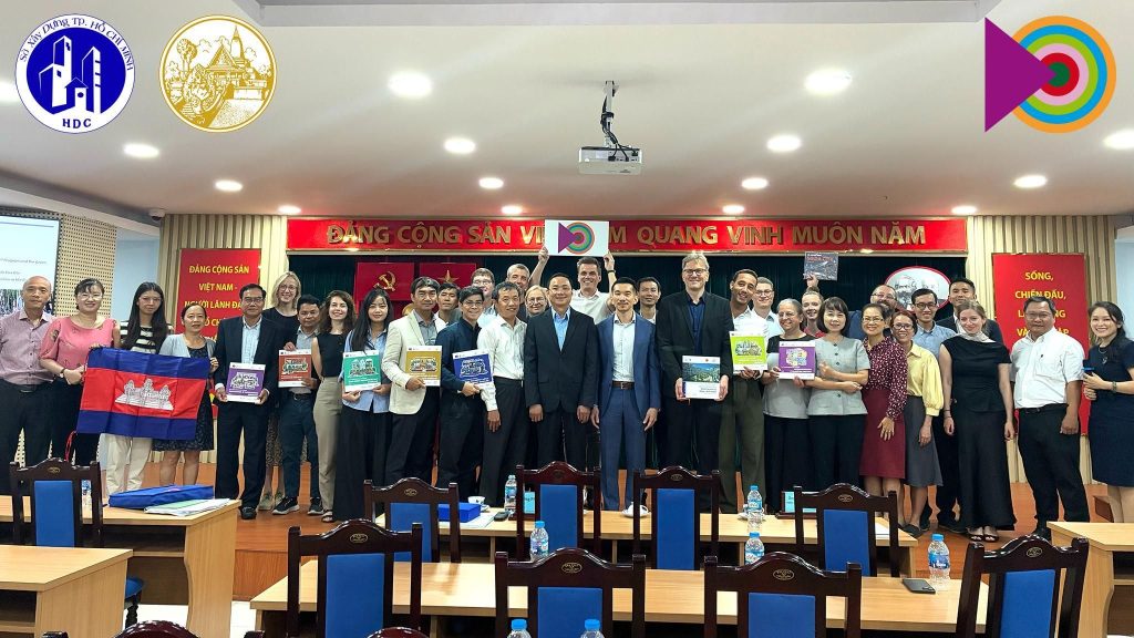 Großes Gruppenfoto: Die Build4People Delegation, Vertreter der Stadt Kambodscha sowie die Hausleitung des Department of Construction von Ho Chi Minh City