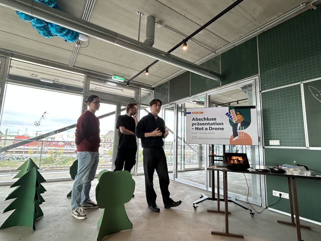 Studierende der HTW Berlin präsentieren ihr Projekt „Not a Drone“ bei der Abschlussveranstaltung der CityLAB Summer School 2025 im ZK/U Berlin.