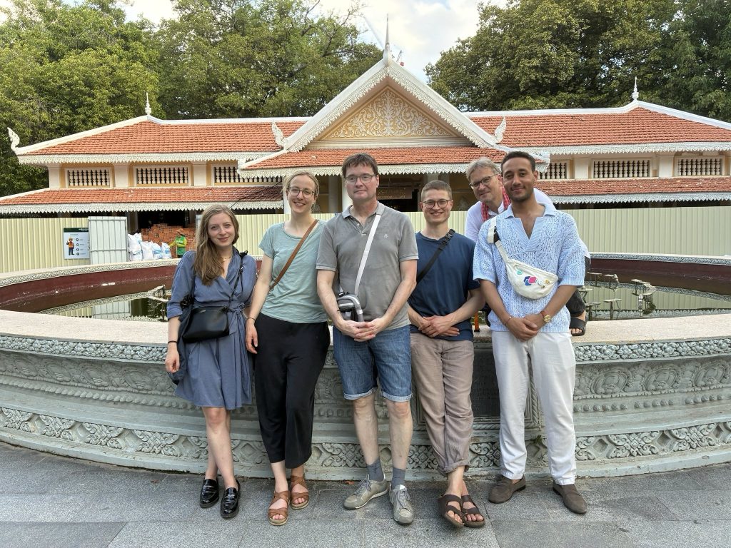 Gruppenfoto vor einem Gebäude, das der Smart City Hub wird