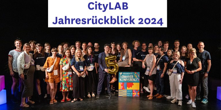 Jahresrückblick 2024 - Headerbild Das CityLAB Team auf einer Bühne. In der Mitte ein goldener Luftballon, der eine 5 zeigt.