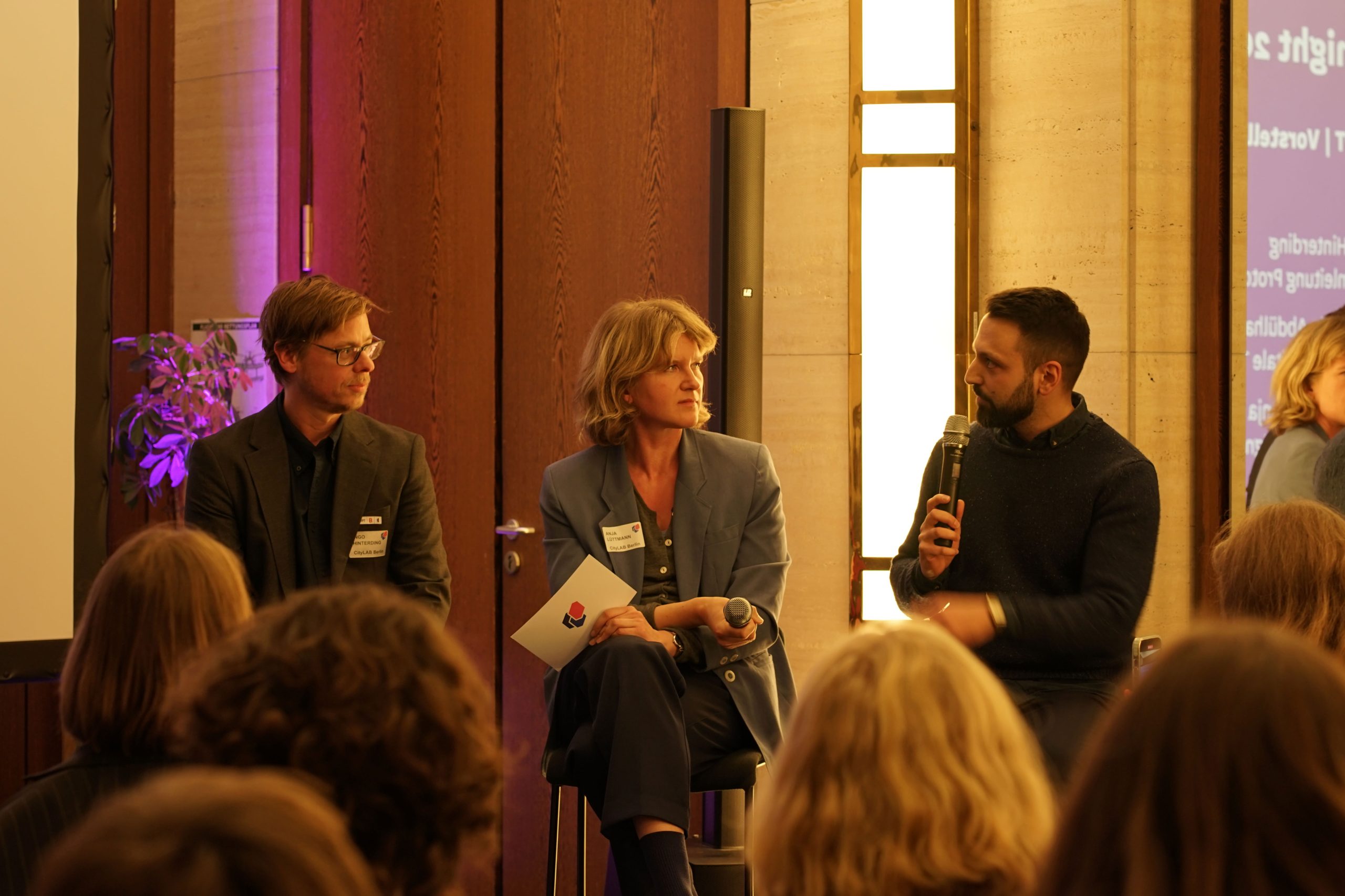 Ingo Hinterding, Anja Lüttmann und Benyamin Abduelhay sitzen auf dem Panel zu BärGPT auf der LABNight 2025.