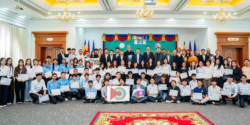 Gruppenfoto des Build4People Projekts mit Projektpartnern in Kambodscha und dem CityLAB