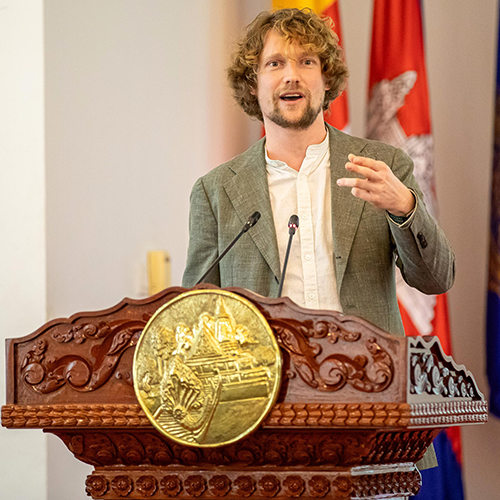 Niklas Kossow spricht zur Arbeit des CityLAB beim Projektpartnertreffen von Build4People in kambodscha
